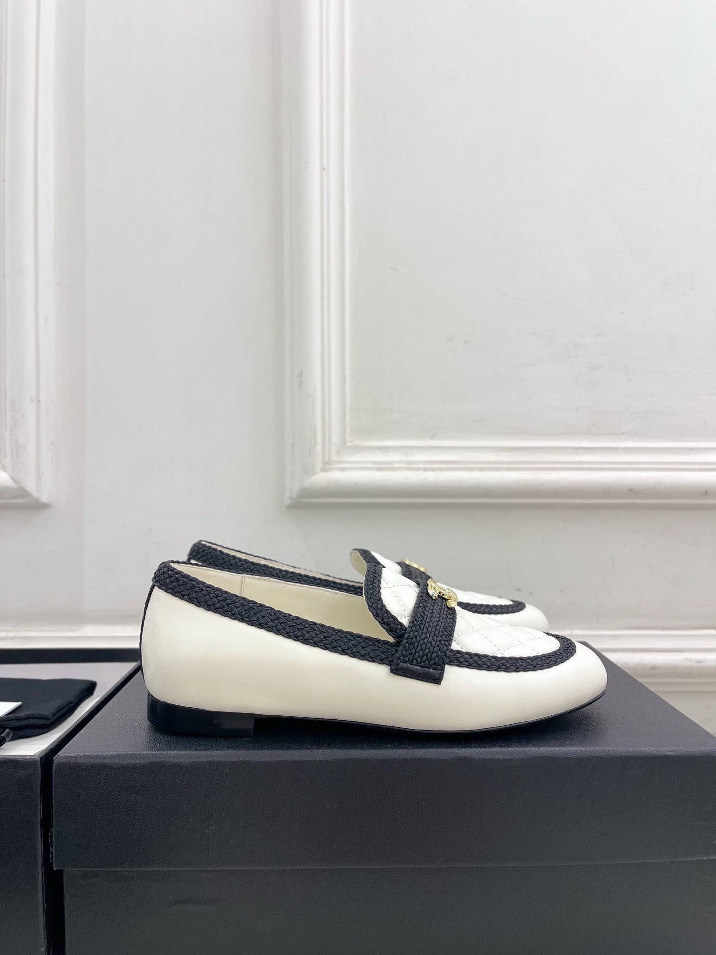 CHANEL 26S LOAFER MULES IN WHITE LAMBSKIN AND BLACK FABRIC