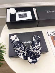 CHANEL 26S THONG SANDALS IN BLACK AND WHITE FLORAL PRINT FABRIC