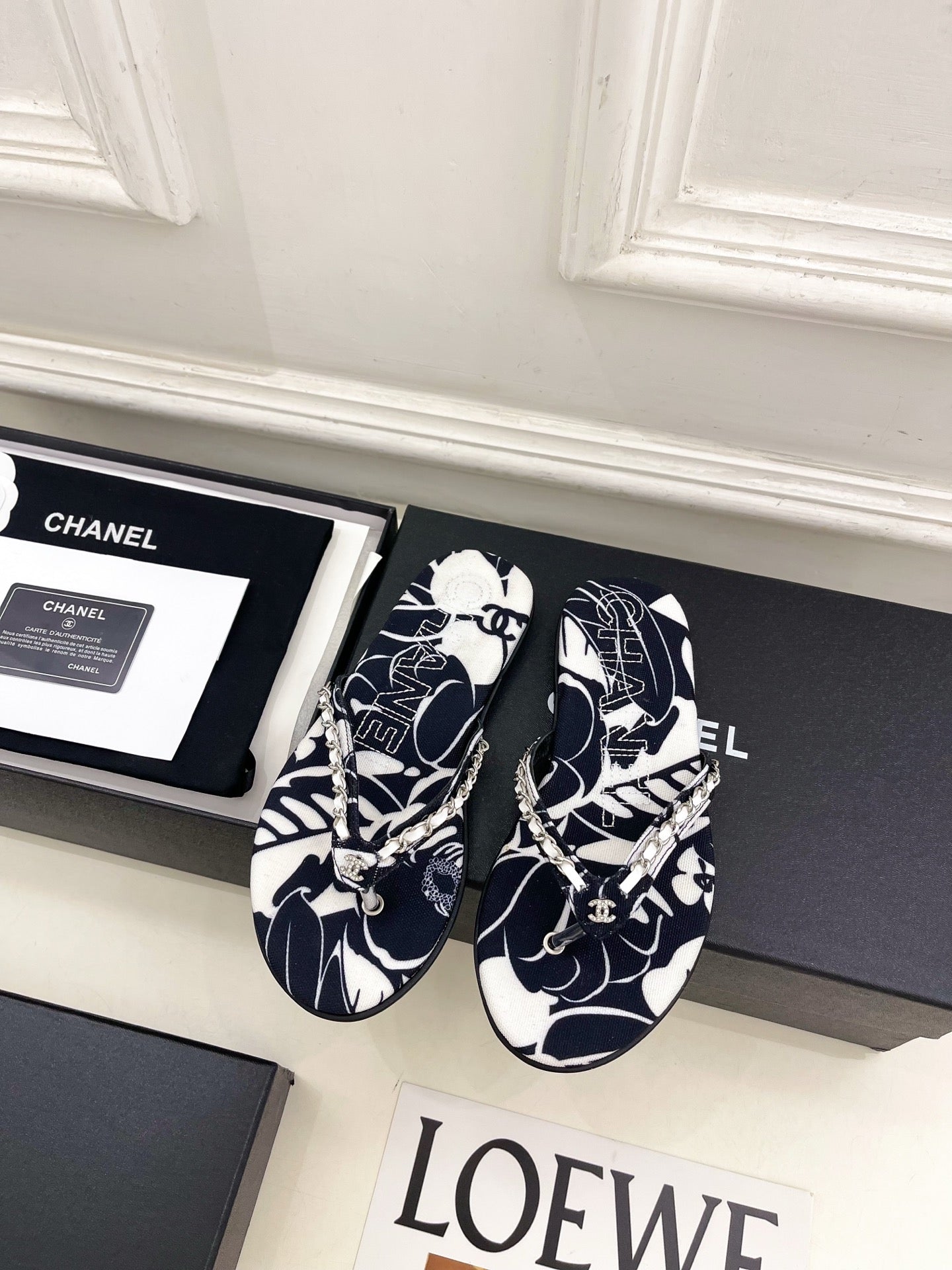 CHANEL 26S THONG SANDALS IN BLACK AND WHITE FLORAL PRINT FABRIC