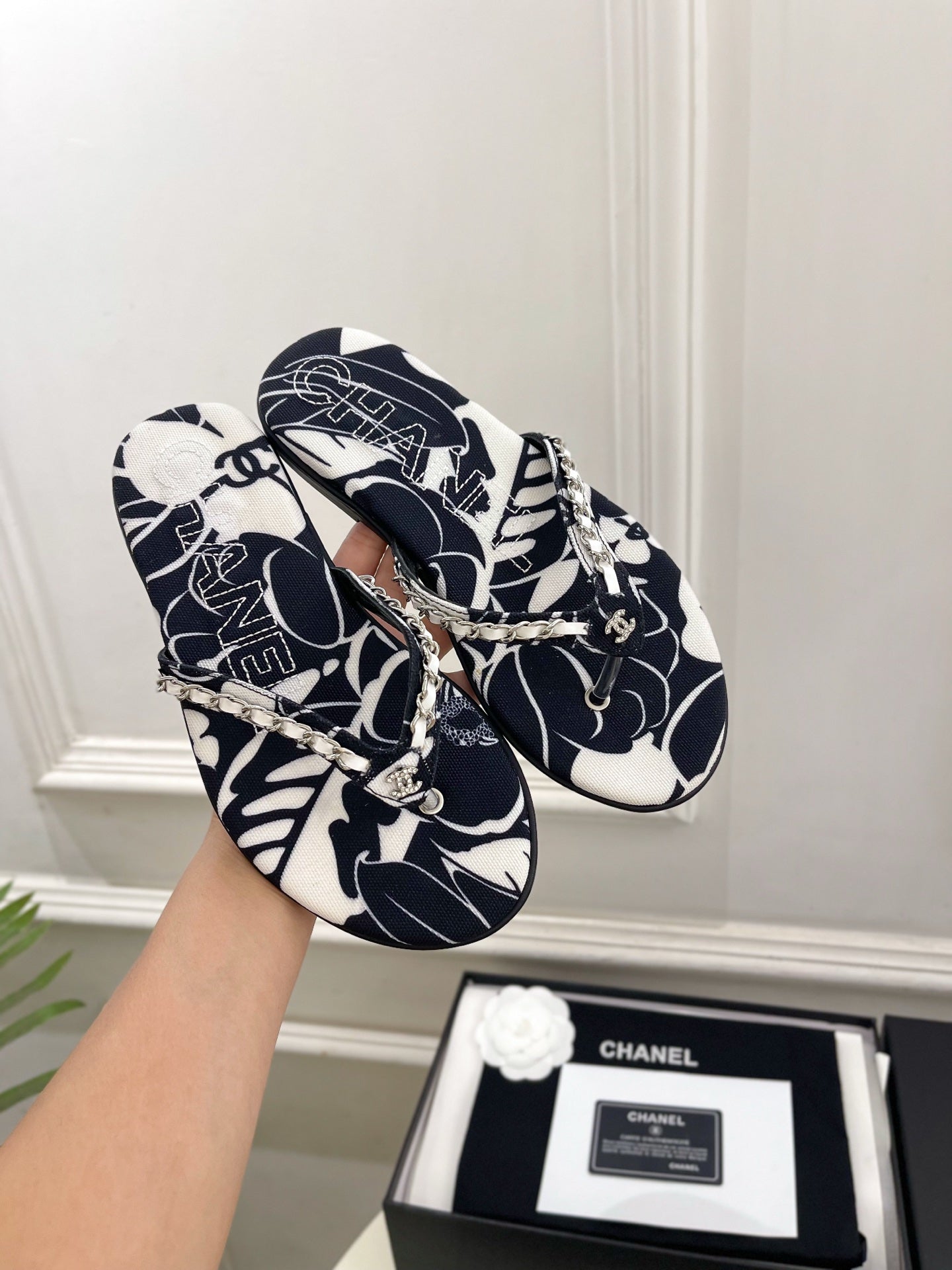 CHANEL 26S THONG SANDALS IN BLACK AND WHITE FLORAL PRINT FABRIC