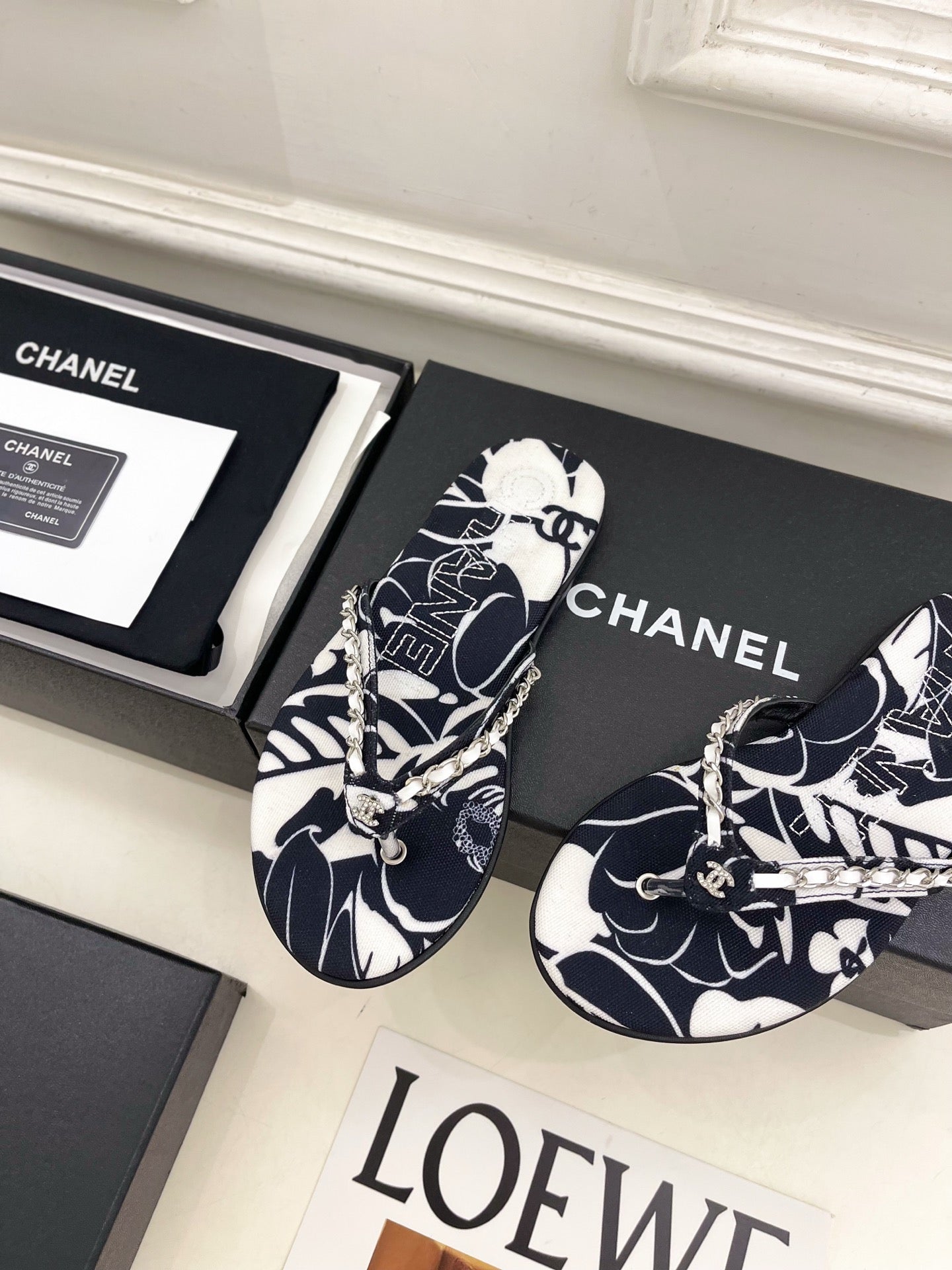 CHANEL 26S THONG SANDALS IN BLACK AND WHITE FLORAL PRINT FABRIC