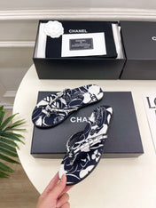 CHANEL 26S THONG SANDALS IN BLACK AND WHITE FLORAL PRINT FABRIC