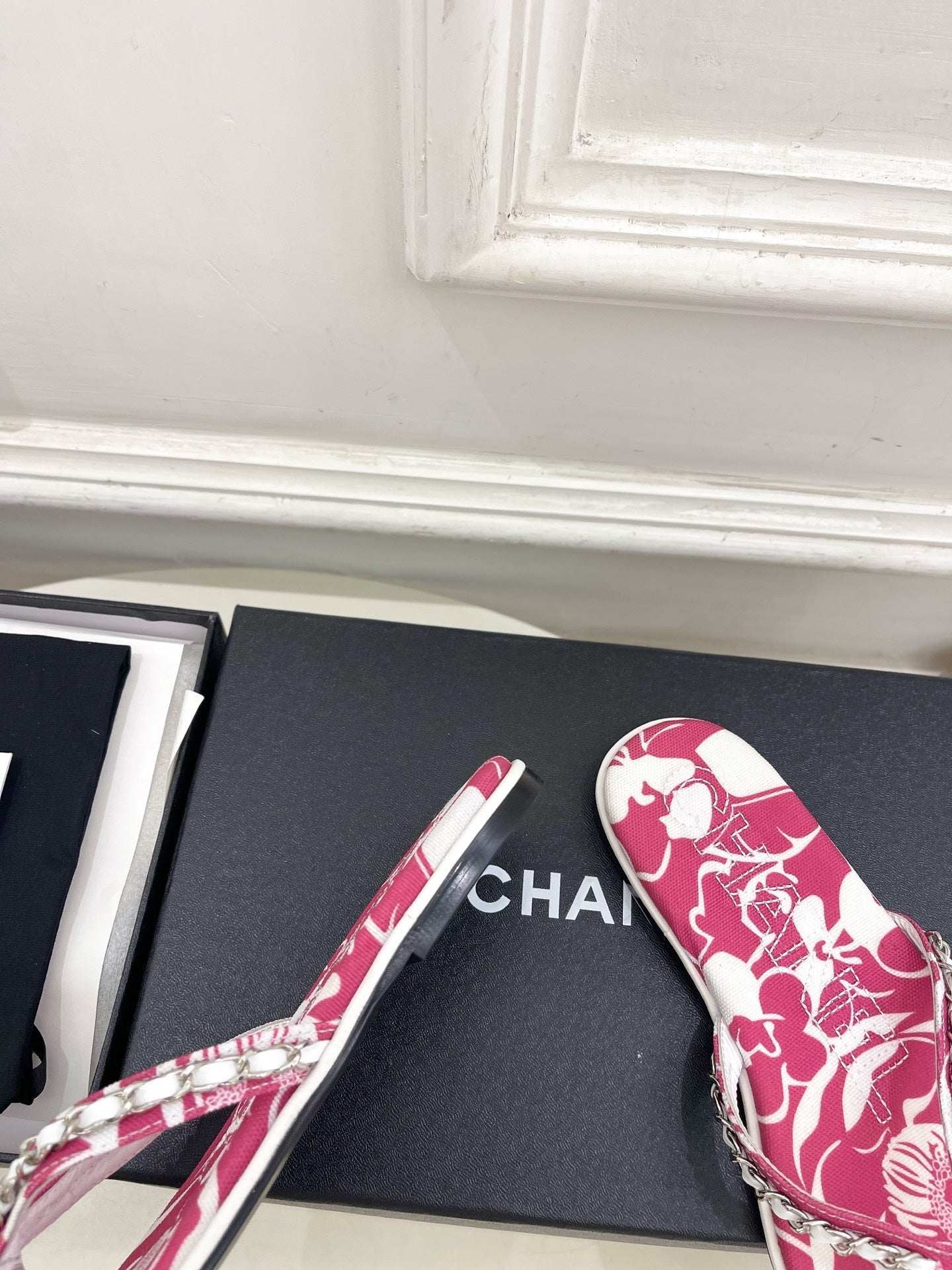 CHANEL 26S THONG SANDALS IN PINK AND WHITE FLORAL PRINT FABRIC