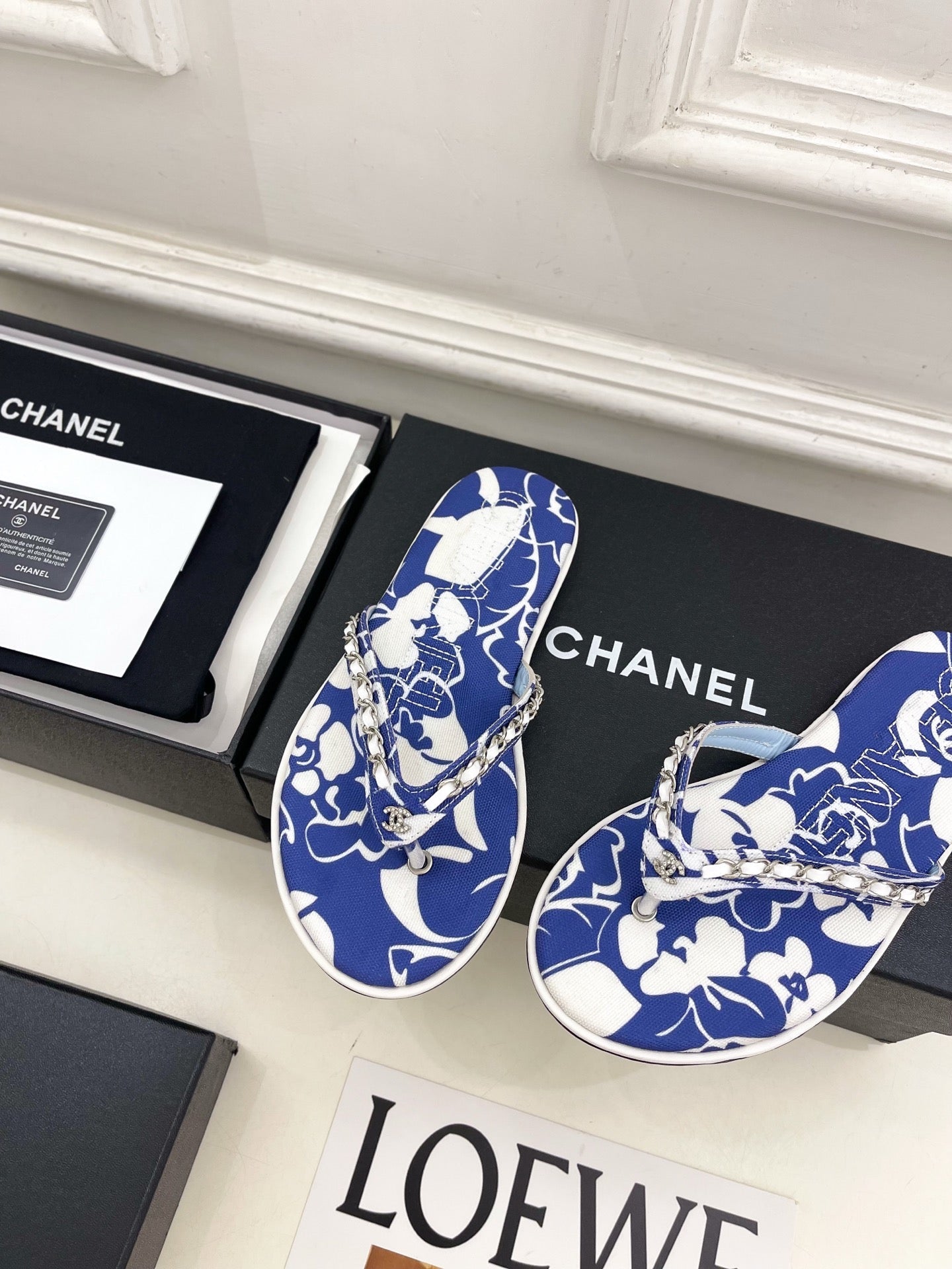 CHANEL 26S THONG SANDALS IN BLUE AND WHITE FLORAL PRINT FABRIC