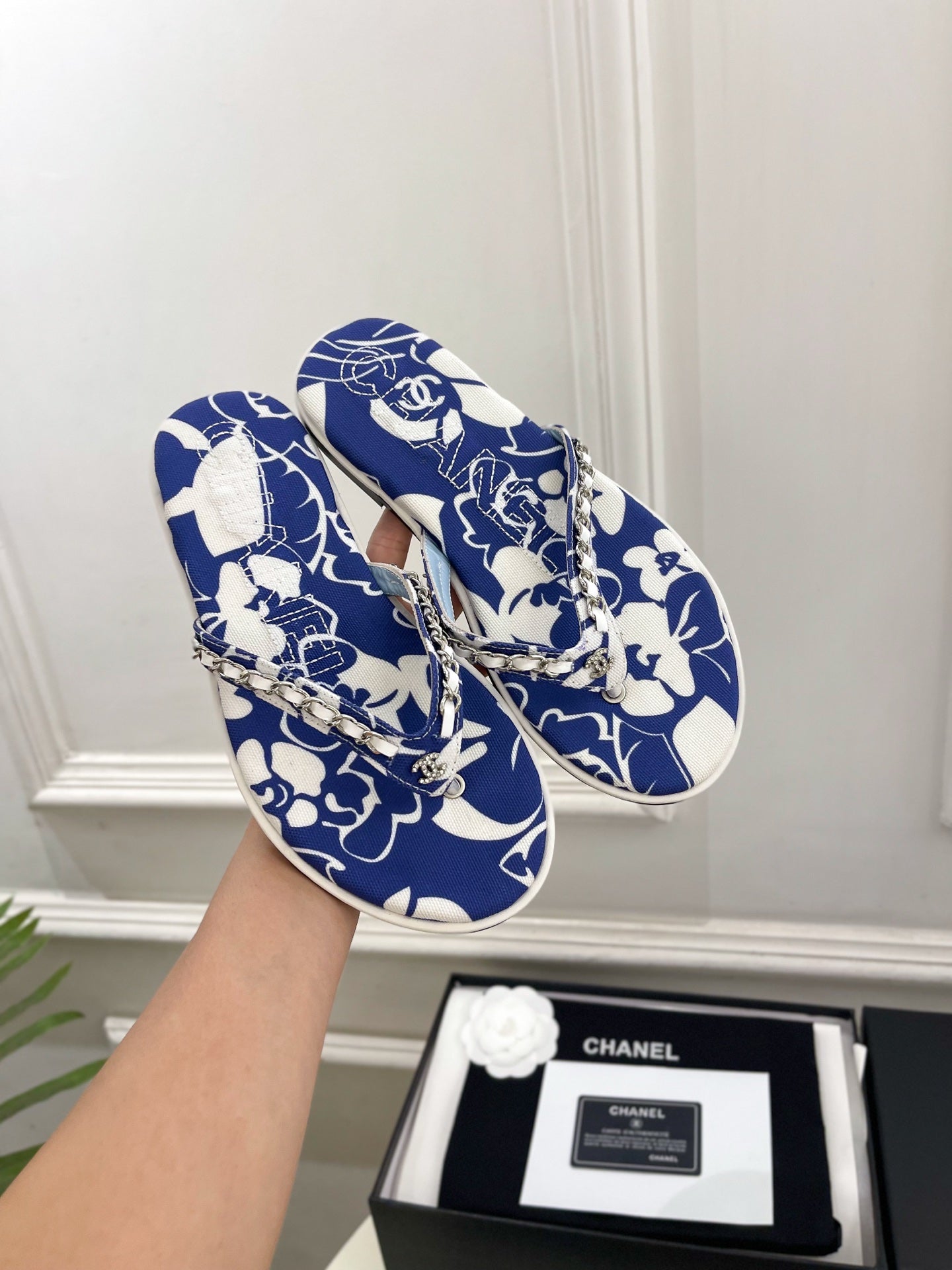 CHANEL 26S THONG SANDALS IN BLUE AND WHITE FLORAL PRINT FABRIC