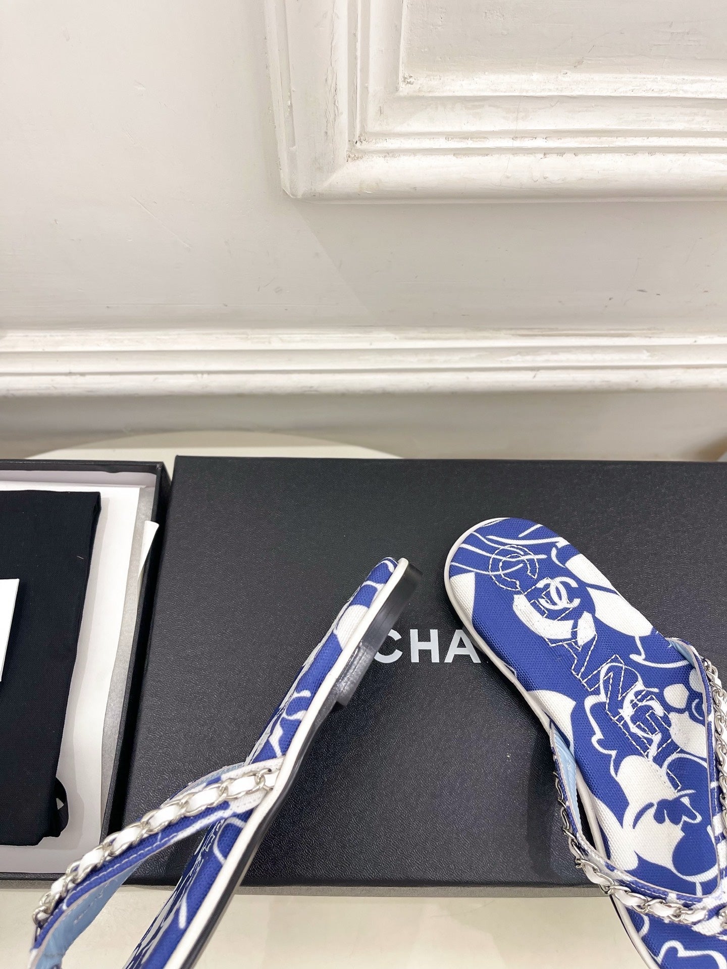 CHANEL 26S THONG SANDALS IN BLUE AND WHITE FLORAL PRINT FABRIC