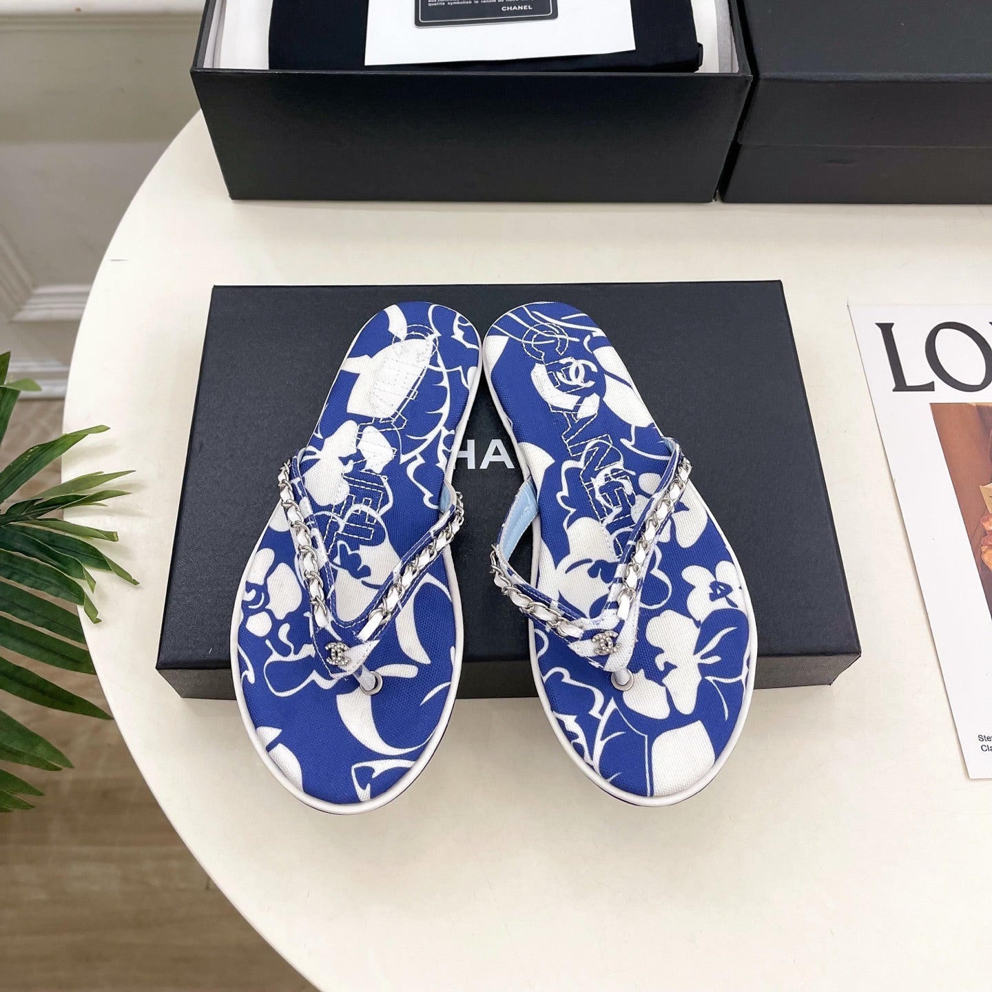 CHANEL 26S THONG SANDALS IN BLUE AND WHITE FLORAL PRINT FABRIC