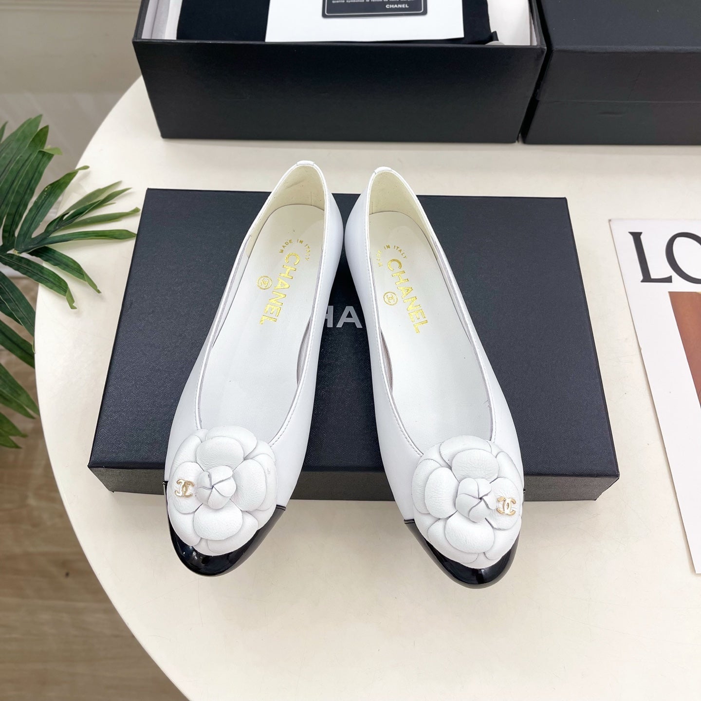 CHANEL 26S BALLET FLATS IN WHITE LAMBSKIN WITH FLOWER EMBELLISHMENT