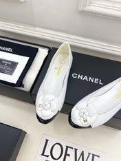 CHANEL 26S BALLET FLATS IN WHITE LAMBSKIN WITH FLOWER EMBELLISHMENT