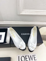 CHANEL 26S BALLET FLATS IN WHITE LAMBSKIN WITH FLOWER EMBELLISHMENT