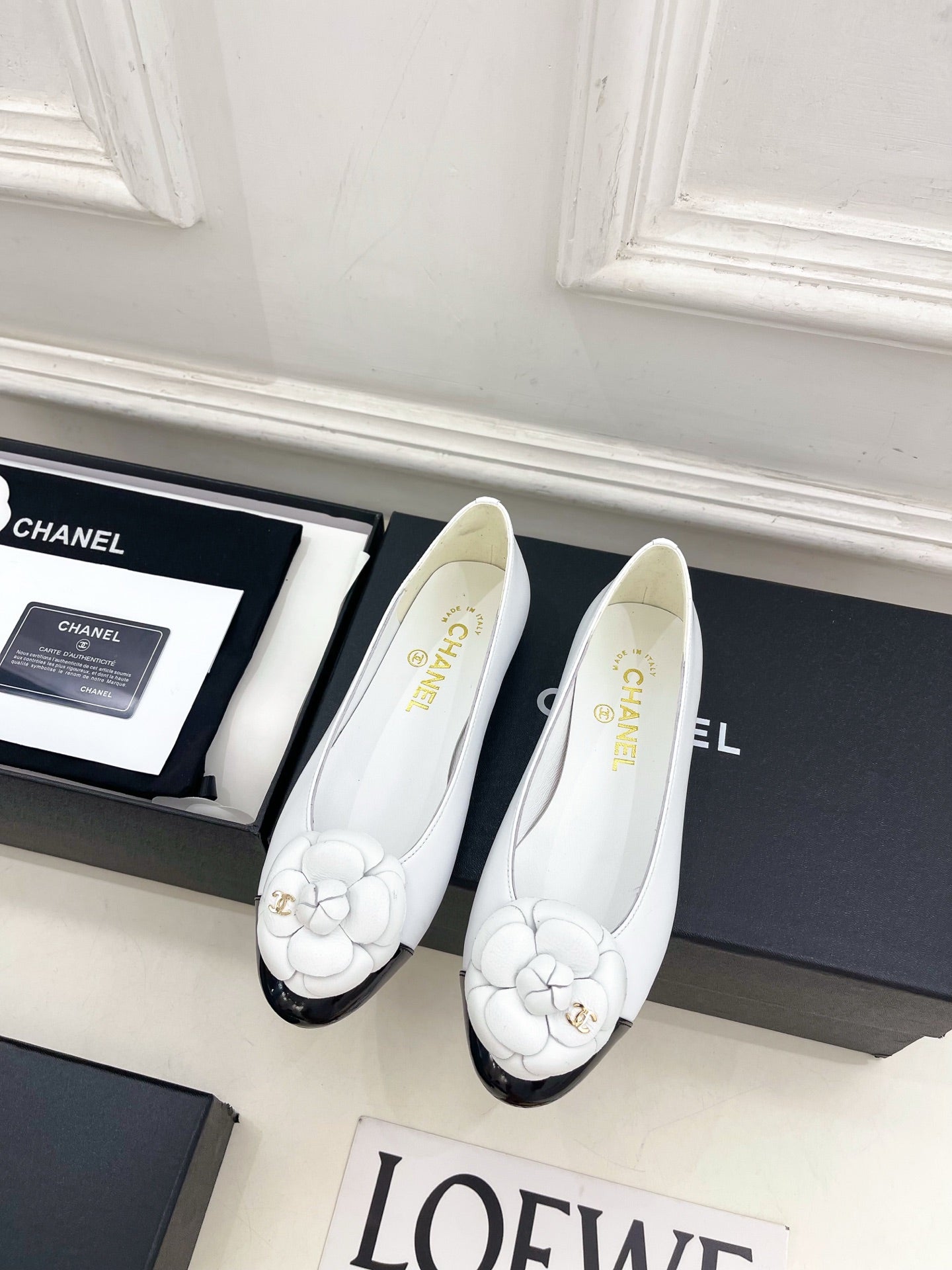 CHANEL 26S BALLET FLATS IN WHITE LAMBSKIN WITH FLOWER EMBELLISHMENT