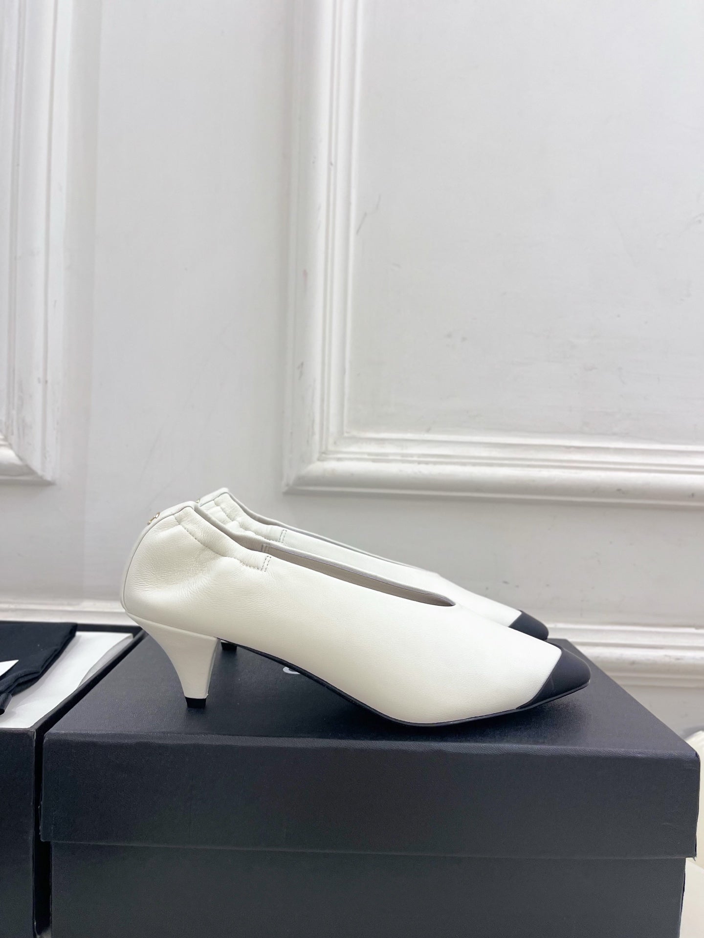 CHANEL 26S SQUARE TOE PUMPS 50 MM IN WHITE LAMBSKIN WITH BLACK TOE CAP