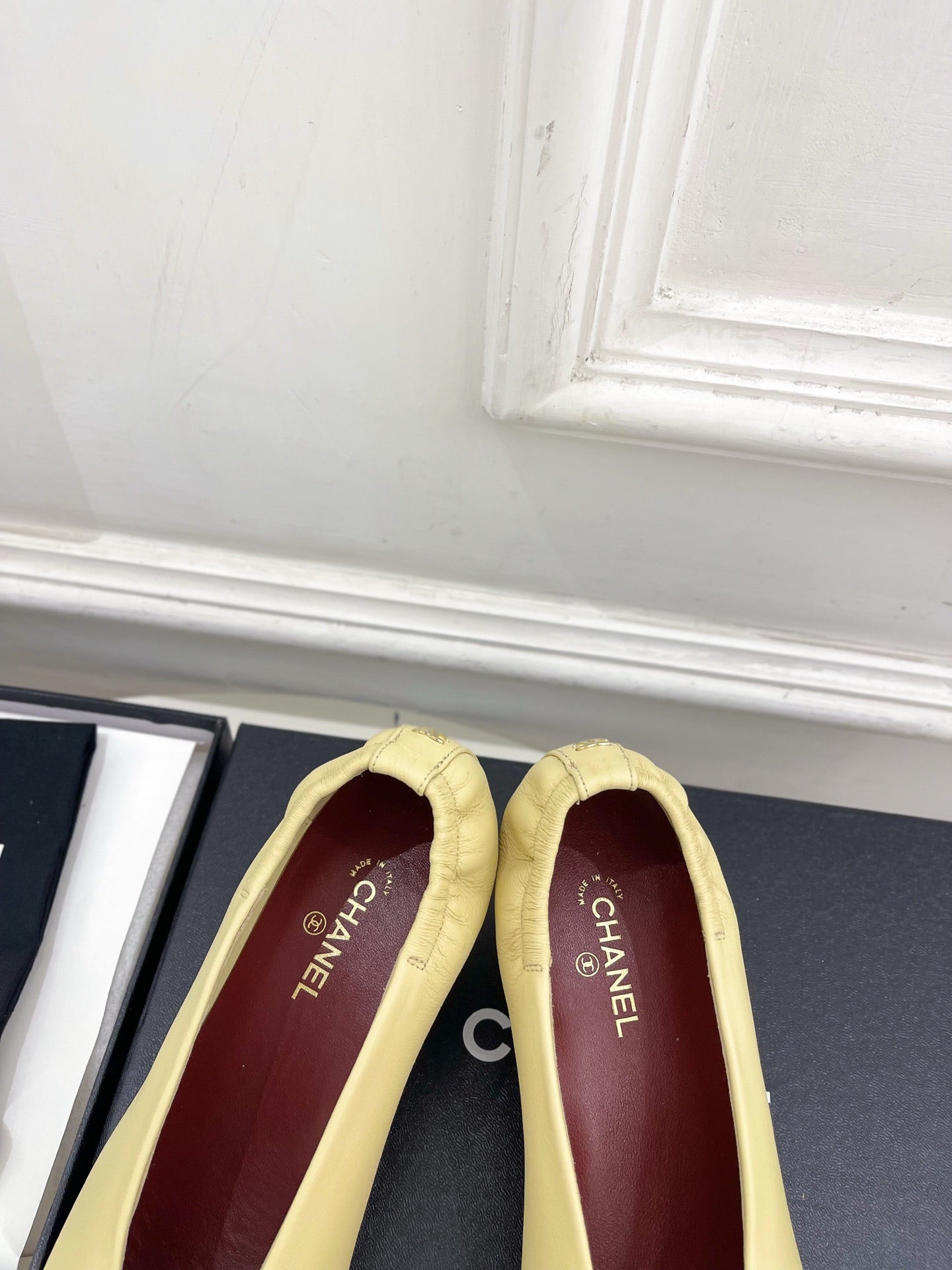 CHANEL 26S SQUARE TOE PUMPS 50 MM IN LIGHT YELLOW LAMBSKIN WITH BLACK TOE CAP