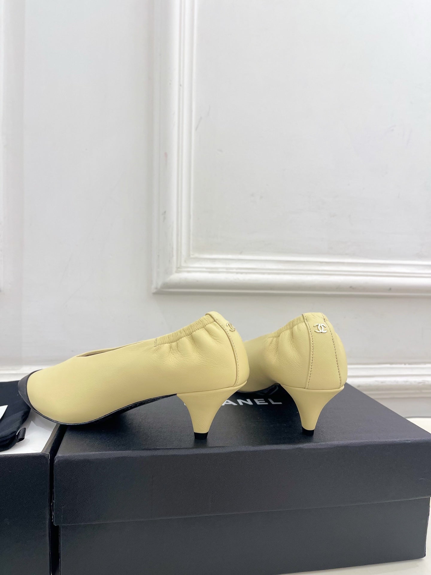 CHANEL 26S SQUARE TOE PUMPS 50 MM IN LIGHT YELLOW LAMBSKIN WITH BLACK TOE CAP