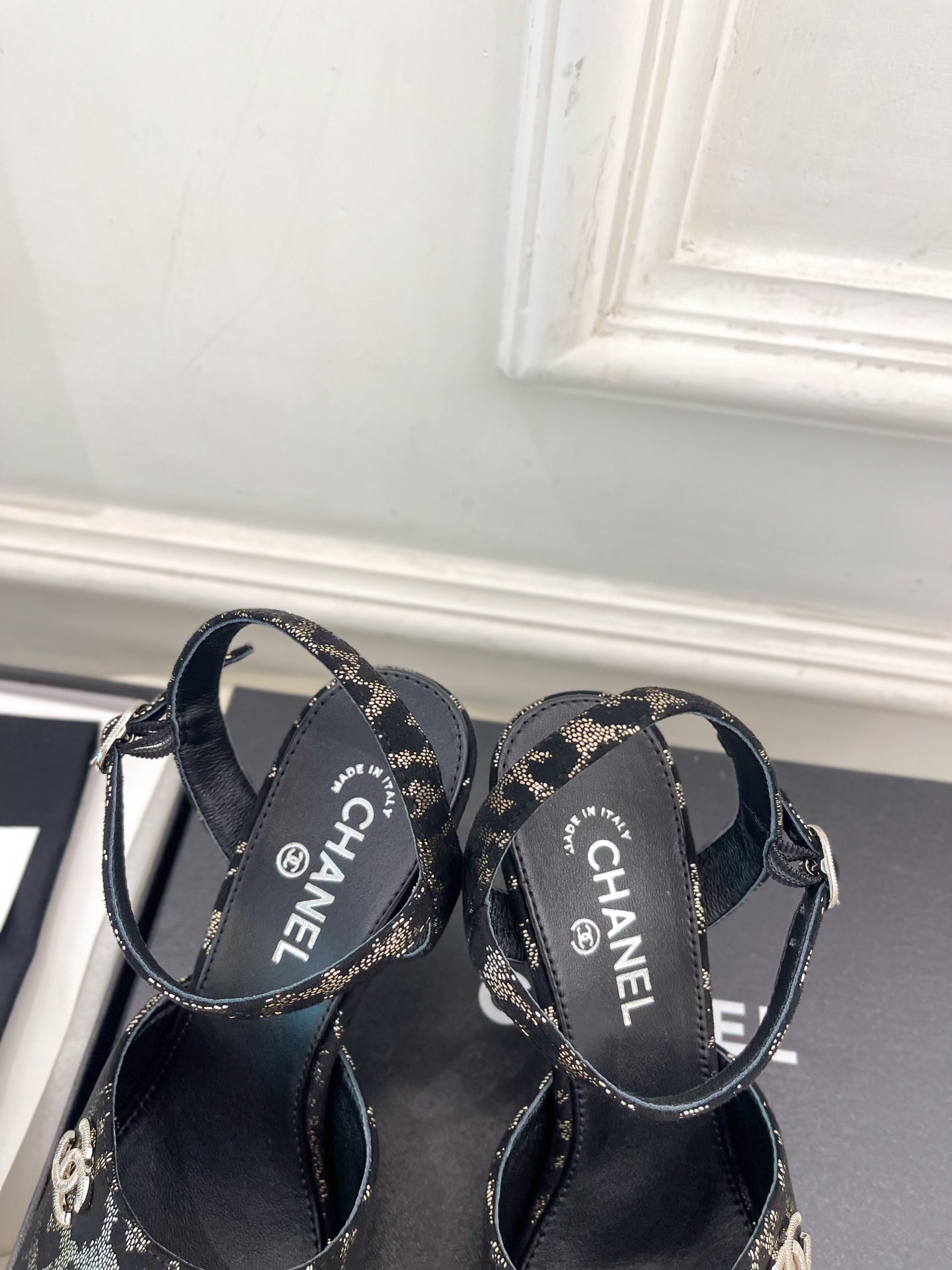 CHANEL 26S HIGH HEEL SLINGBACK SANDALS 90 MM IN BLACK LAMBSKIN AND BEIGE LEOPARD PRINT