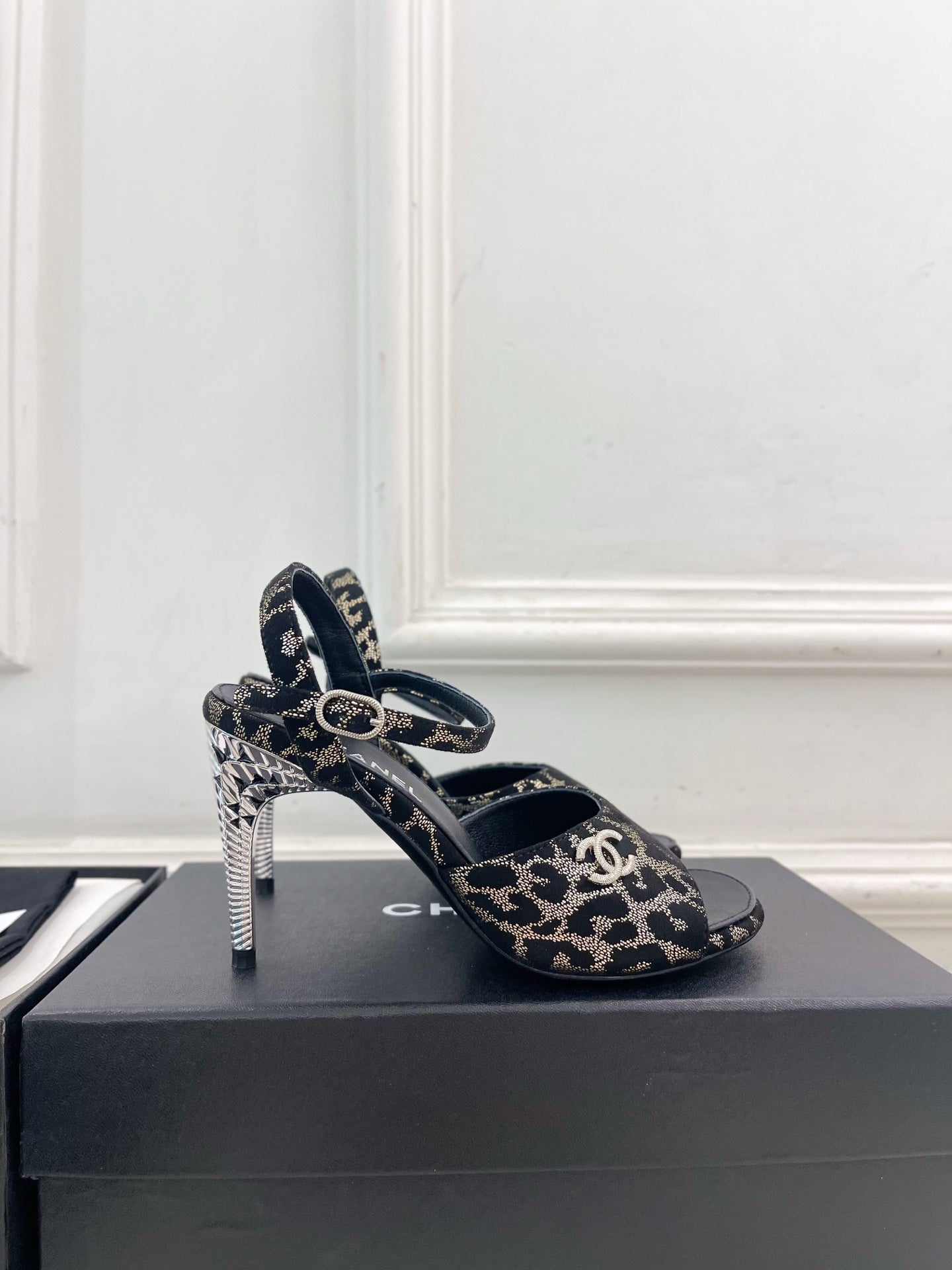 CHANEL 26S HIGH HEEL SLINGBACK SANDALS 90 MM IN BLACK LAMBSKIN AND BEIGE LEOPARD PRINT