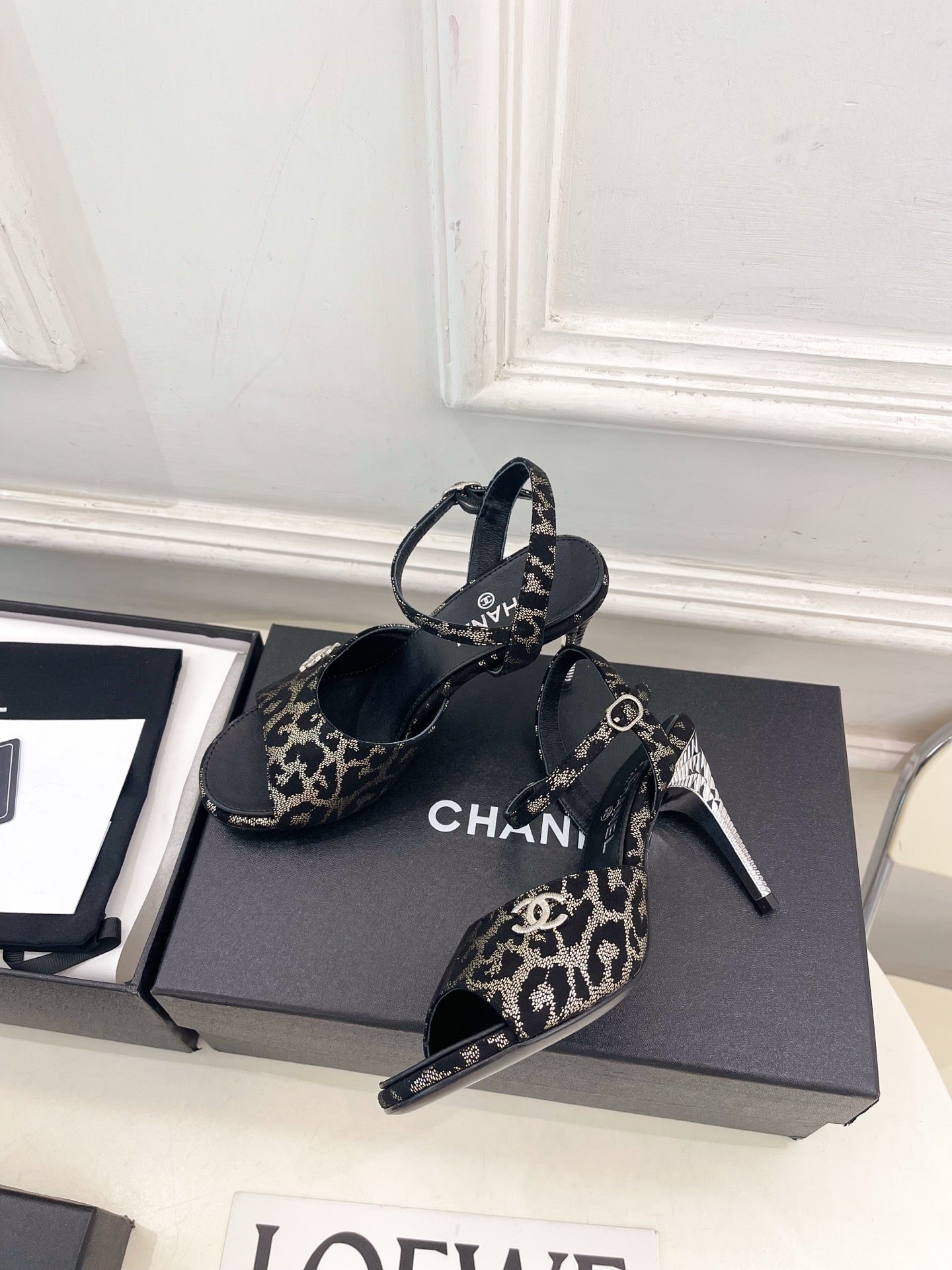 CHANEL 26S HIGH HEEL SLINGBACK SANDALS 90 MM IN BLACK LAMBSKIN AND BEIGE LEOPARD PRINT