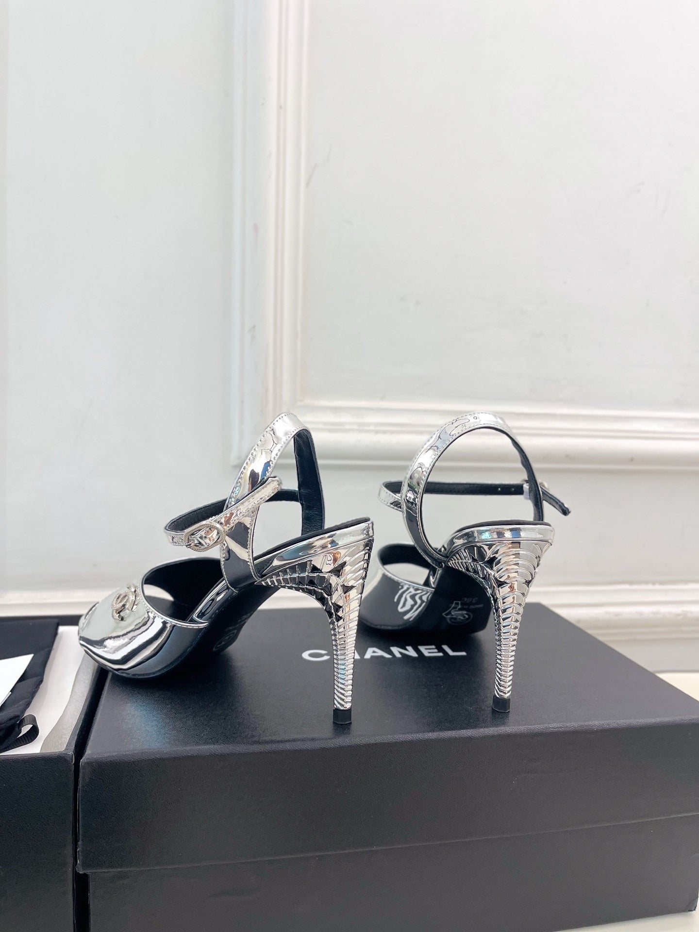 CHANEL 26S HIGH HEEL SLINGBACK SANDALS 90 MM IN SILVER LAMBSKIN WITH CC LOGO