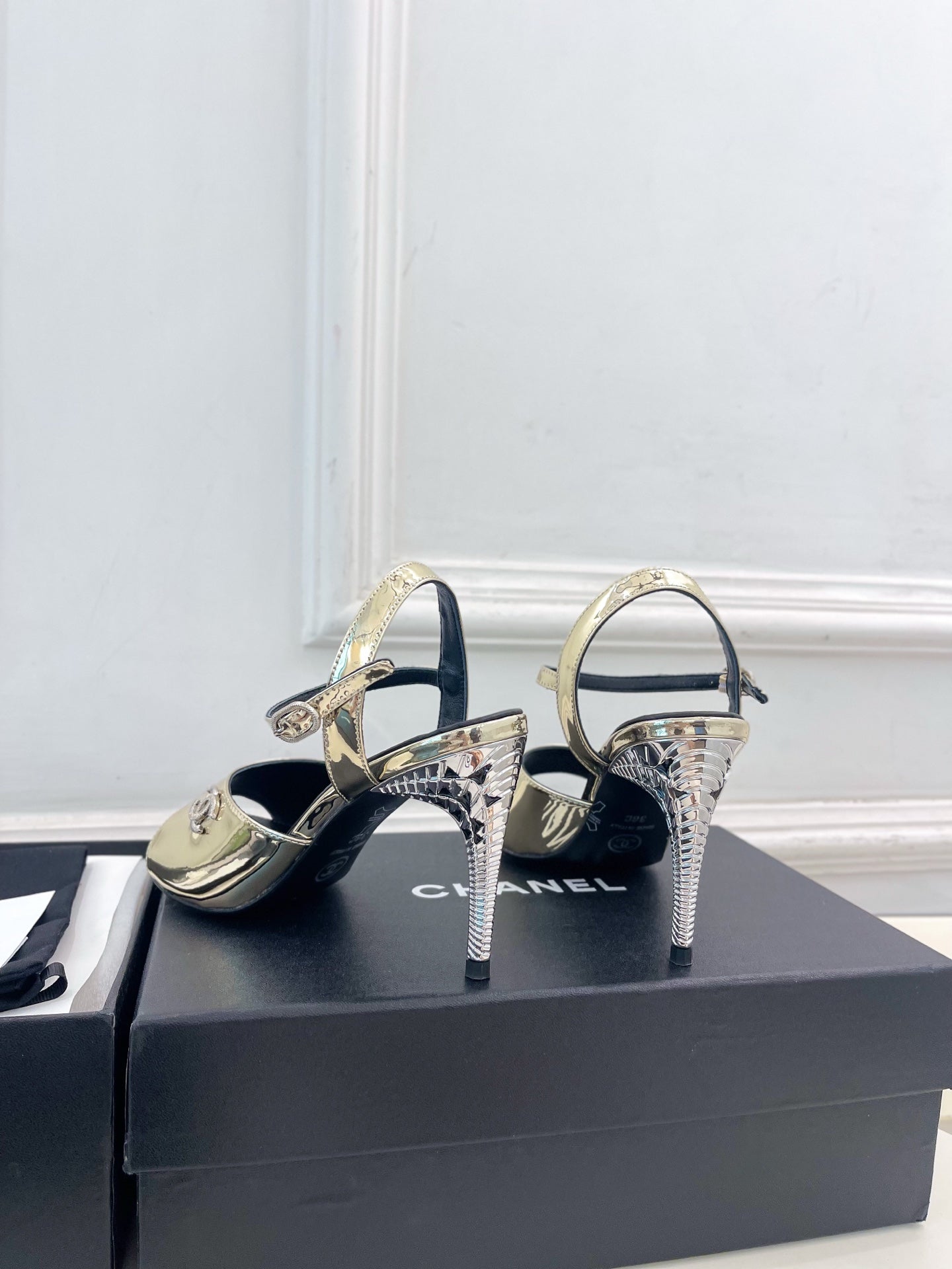 CHANEL 26S HIGH HEEL SLINGBACK SANDALS 90 MM IN GOLD LAMBSKIN WITH CC LOGO