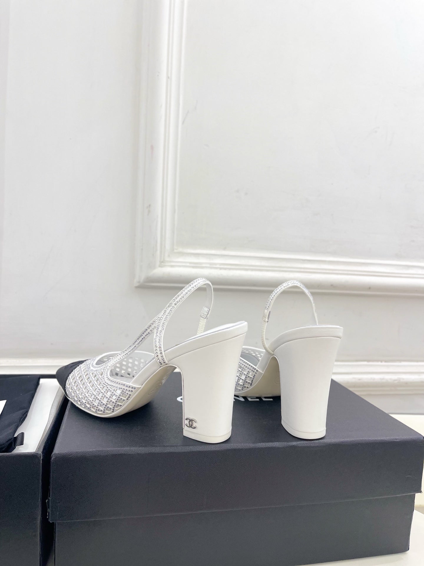 CHANEL 26S POINTED TOE HIGH HEEL SLINGBACK PUMPS 90 MM IN WHITE MESH WITH BLACK TOE CAP