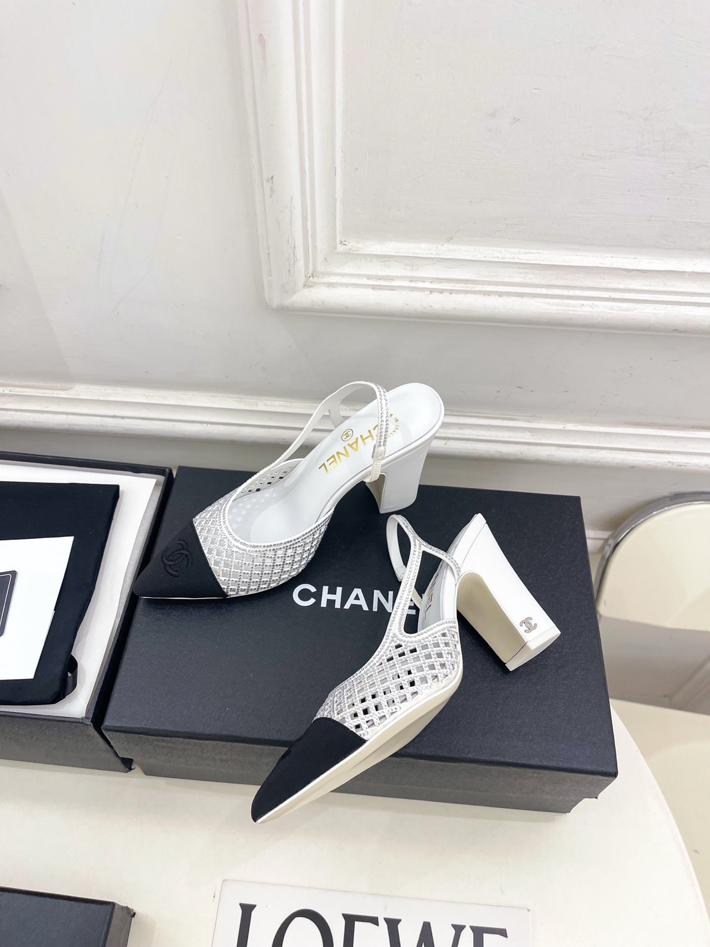 CHANEL 26S POINTED TOE HIGH HEEL SLINGBACK PUMPS 90 MM IN WHITE MESH WITH BLACK TOE CAP