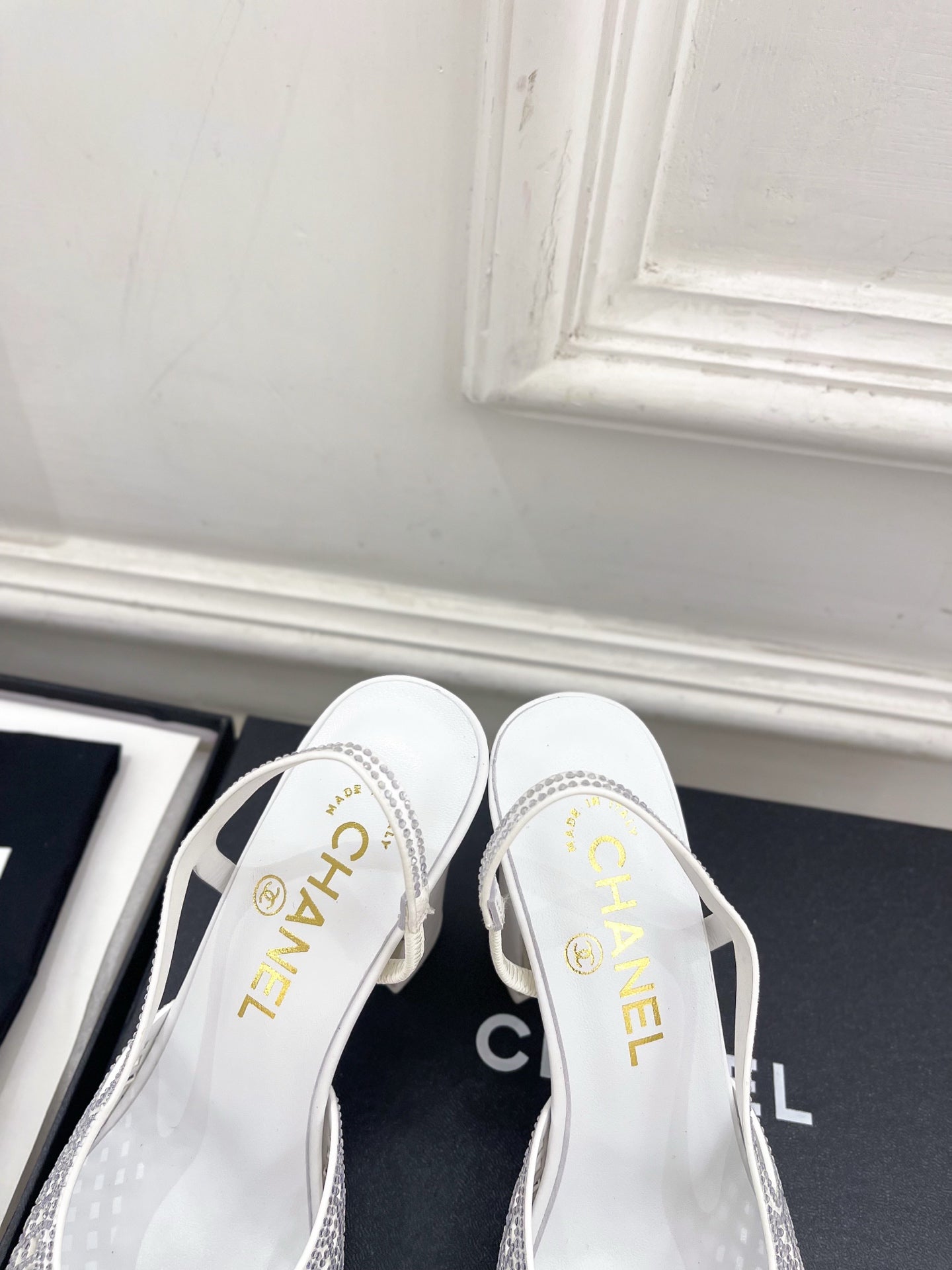 CHANEL 26S POINTED TOE HIGH HEEL SLINGBACK PUMPS 90 MM IN WHITE MESH WITH BLACK TOE CAP