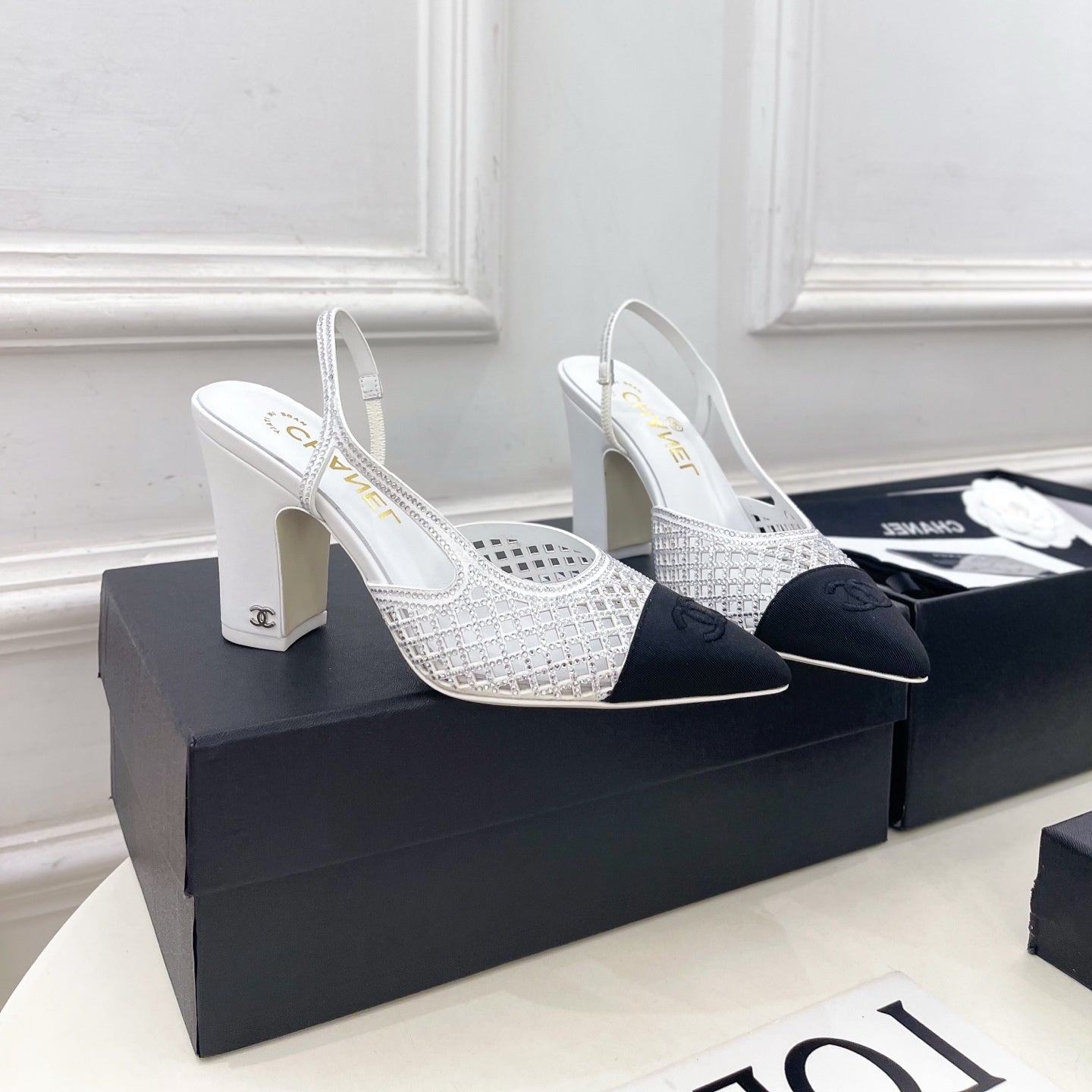 CHANEL 26S POINTED TOE HIGH HEEL SLINGBACK PUMPS 90 MM IN WHITE MESH WITH BLACK TOE CAP