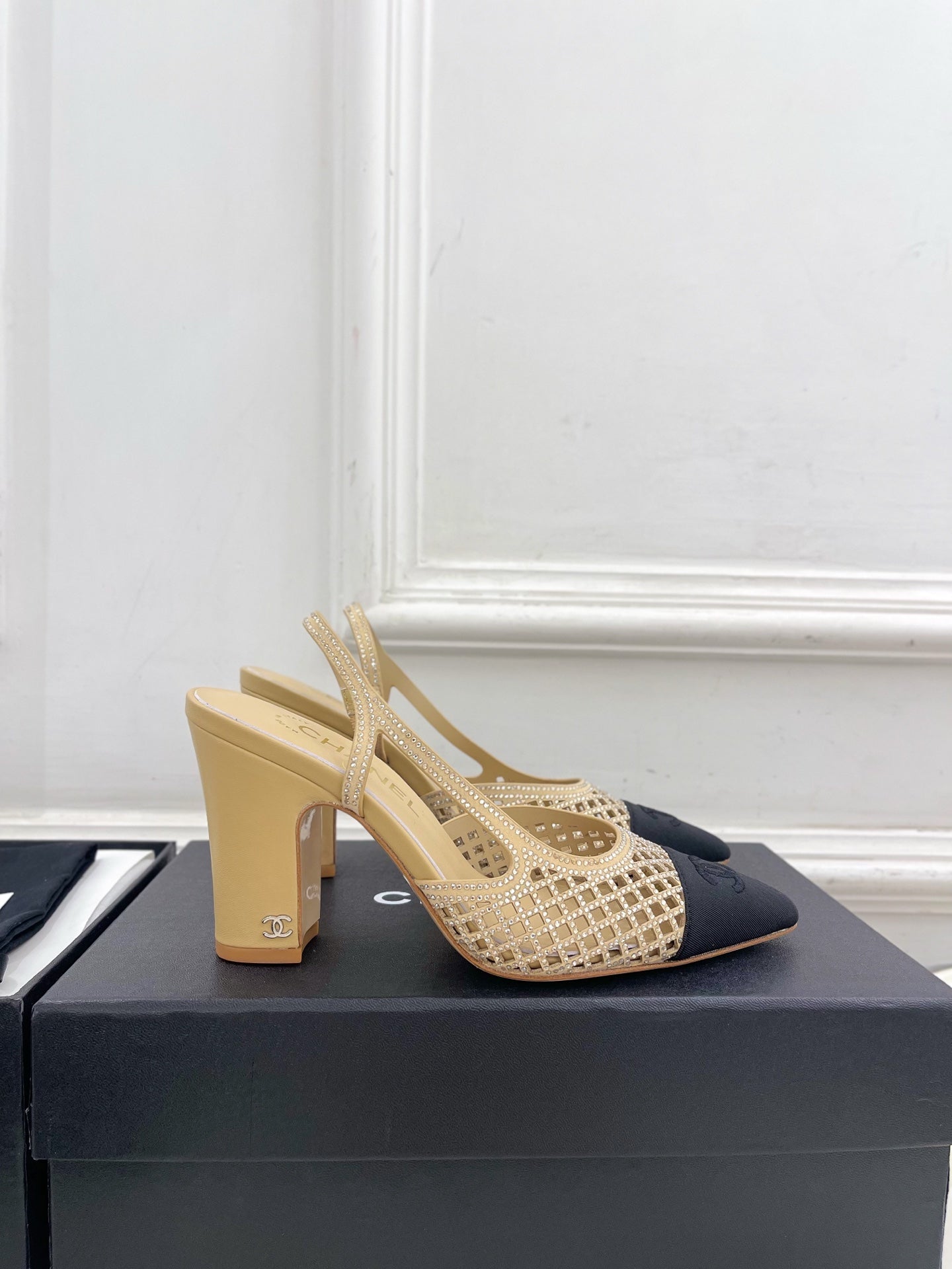 CHANEL 26S POINTED TOE HIGH HEEL SLINGBACK PUMPS 90 MM IN BEIGE MESH WITH BLACK TOE CAP