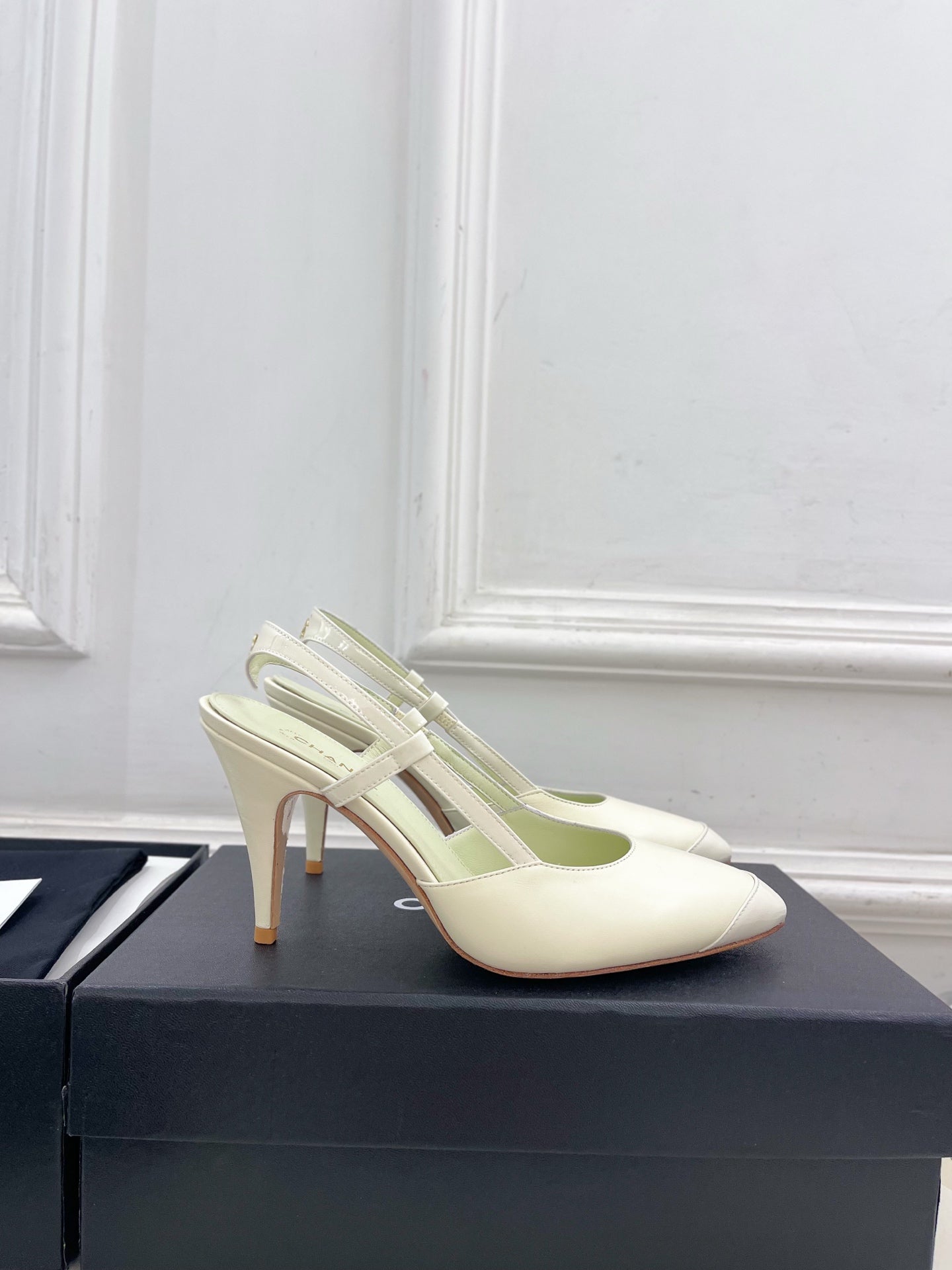 CHANEL 26S POINTED TOE SLINGBACK PUMPS 90 MM IN WHITE LAMBSKIN