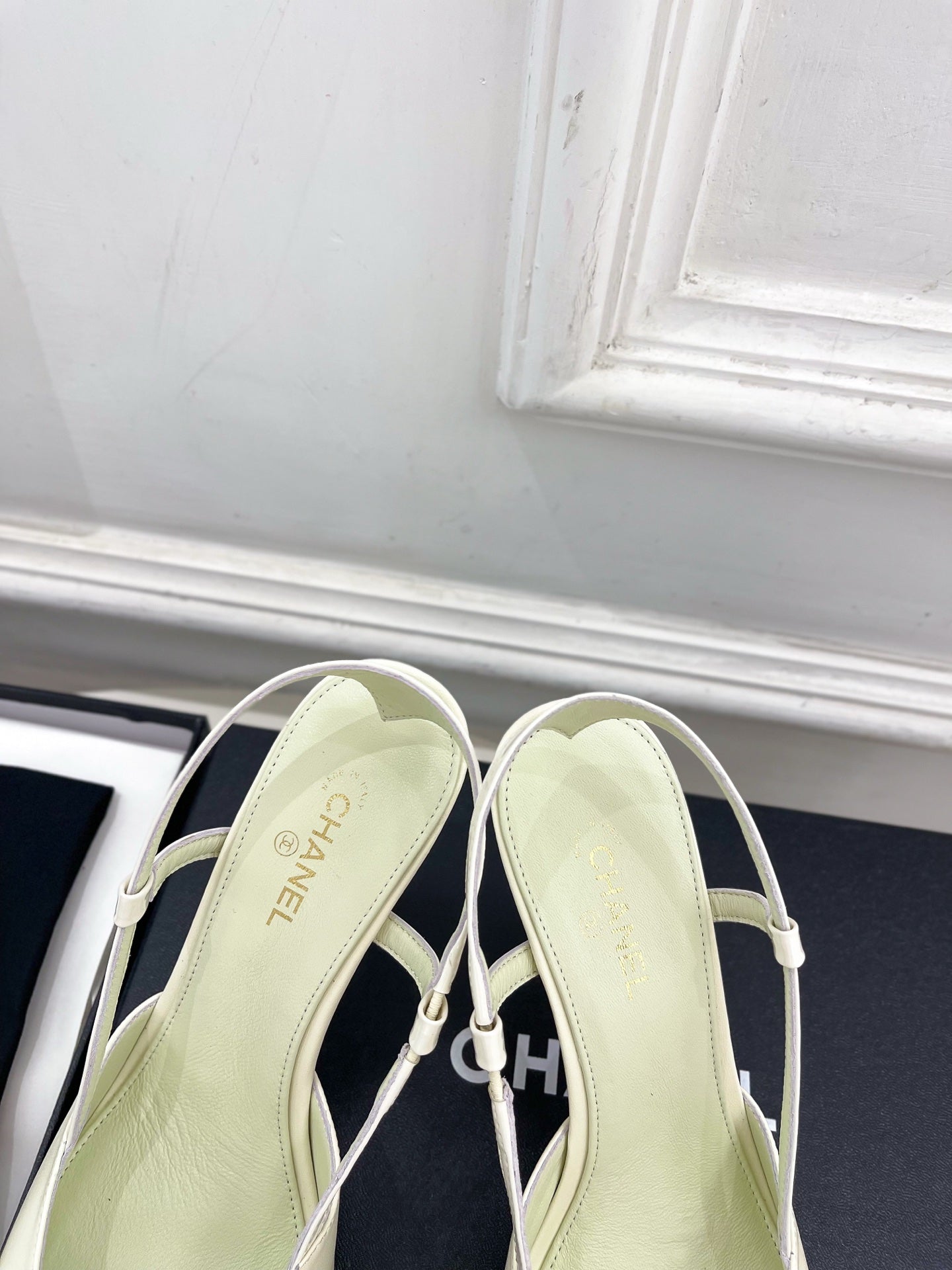 CHANEL 26S POINTED TOE SLINGBACK PUMPS 90 MM IN WHITE LAMBSKIN