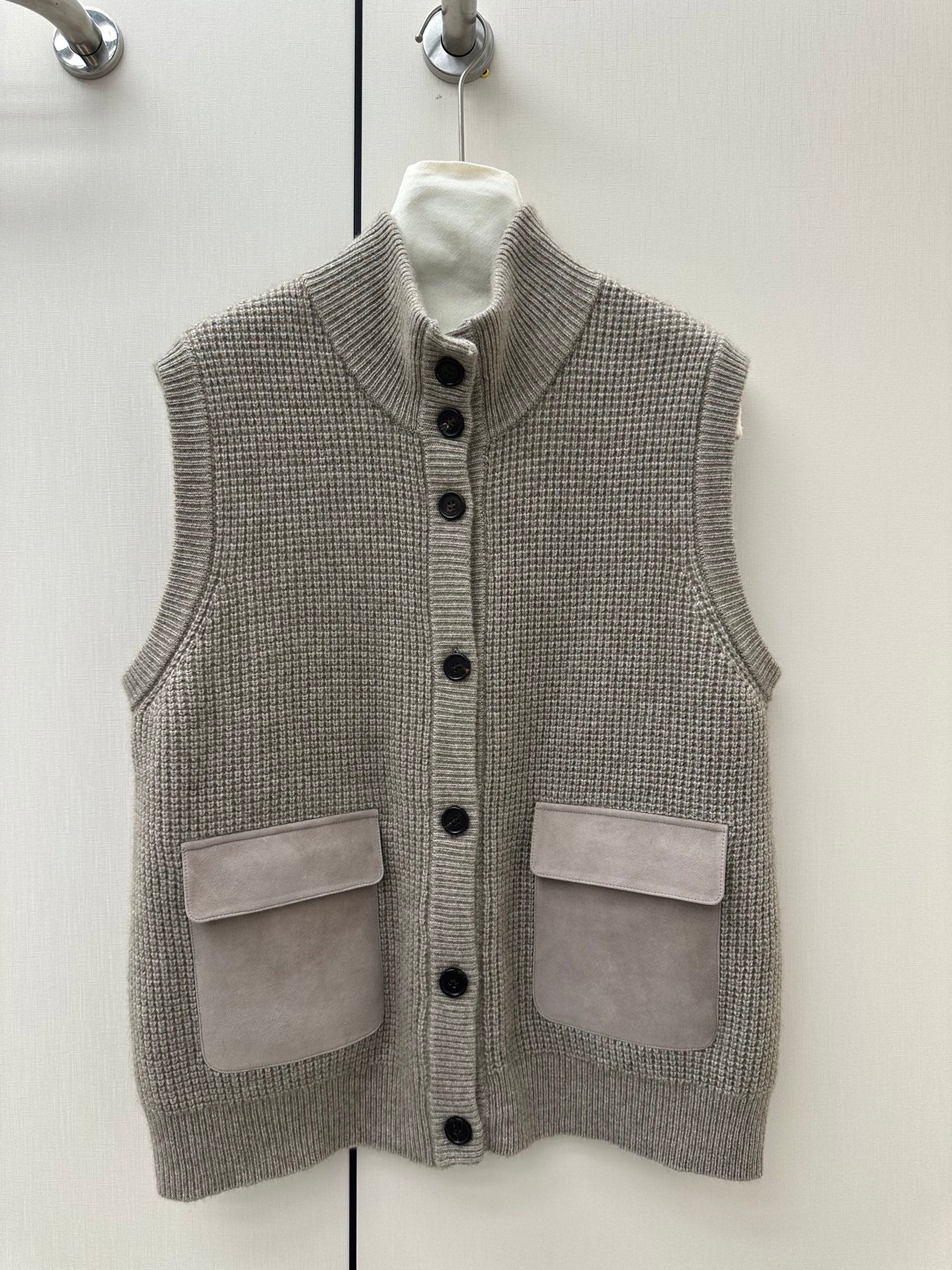 LORO PIANA 26S HIGH-NECK BUTTONED KNIT VEST 913