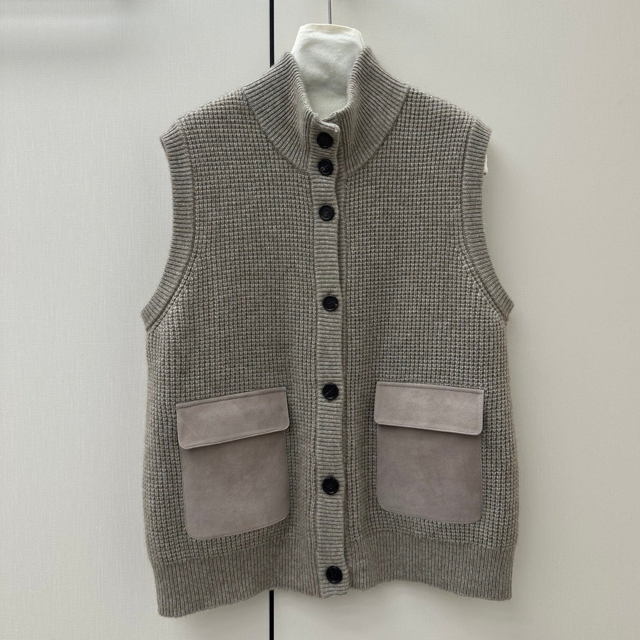 LORO PIANA 26S HIGH-NECK BUTTONED KNIT VEST 913