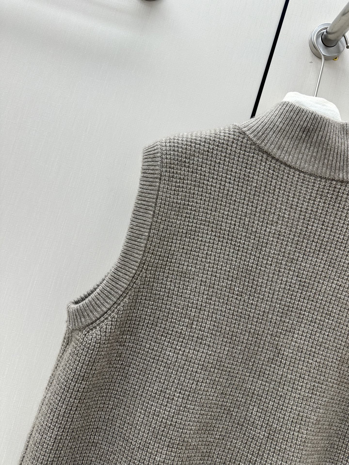 LORO PIANA 26S HIGH-NECK BUTTONED KNIT VEST 913