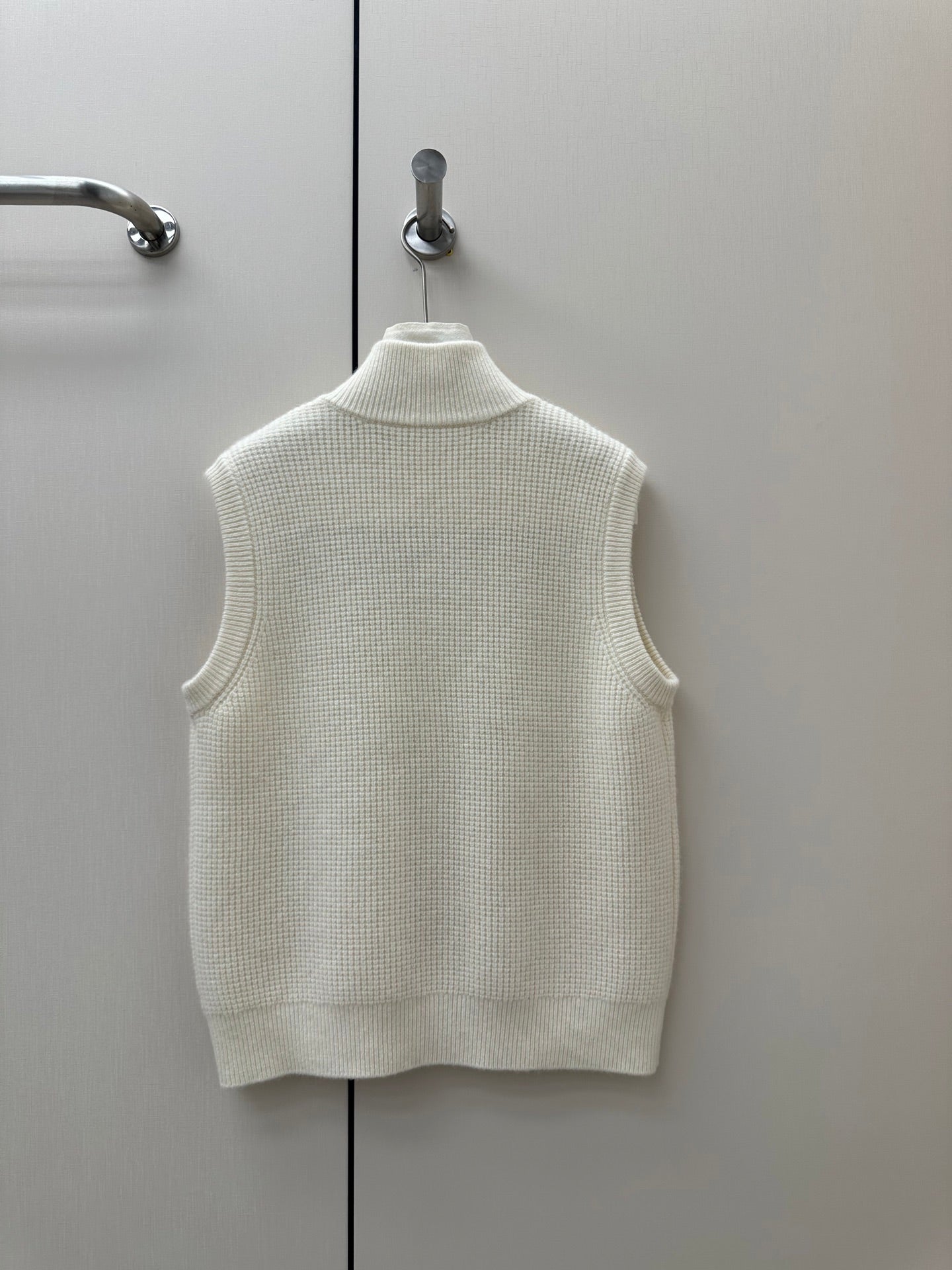 LORO PIANA 26S HIGH-NECK BUTTONED KNIT VEST 911