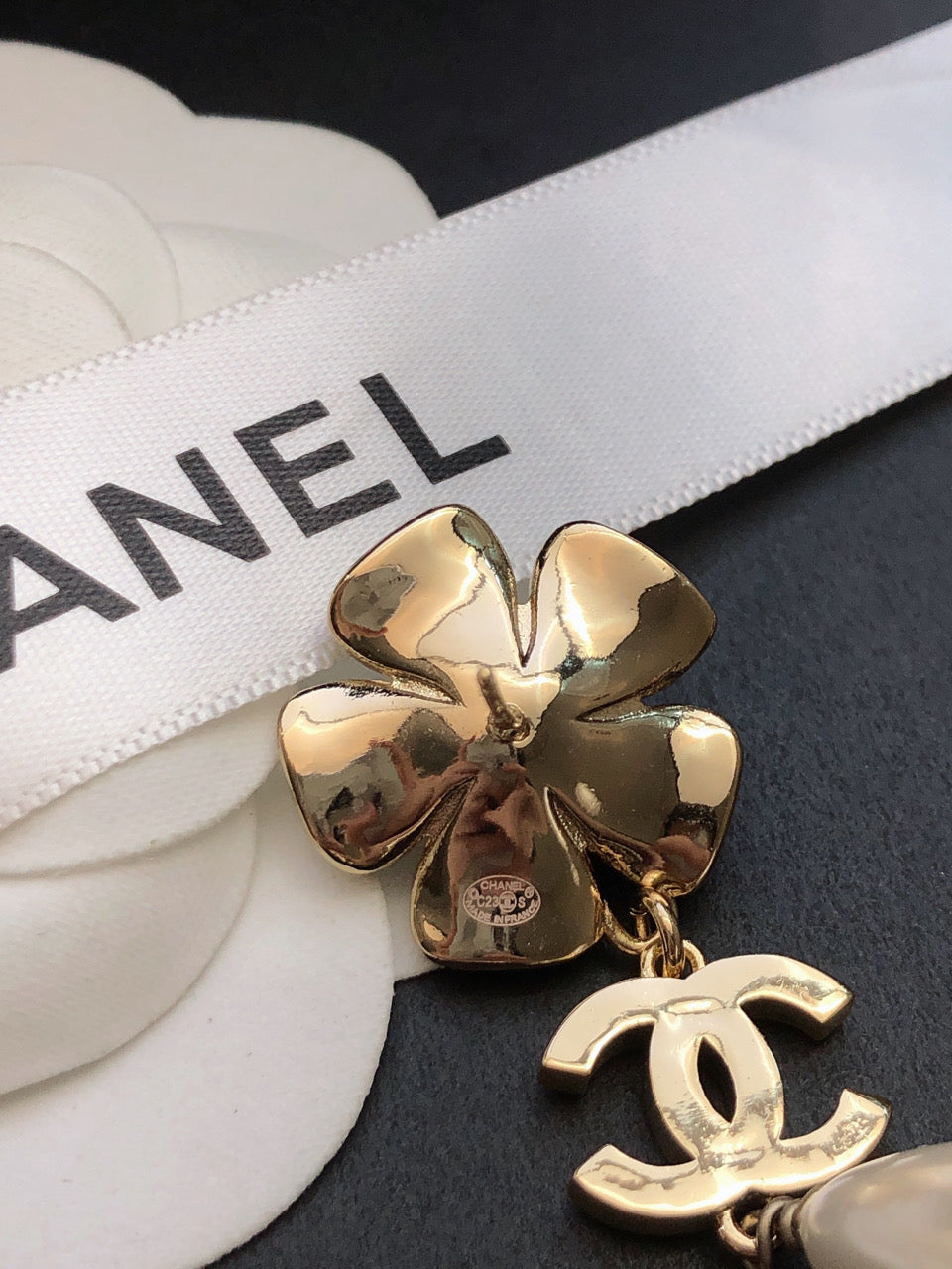 SUNFLOWER DOUBLE C EARRINGS IN GOLD METAL OVAL WHITE PEARLS AND CRYSTAL LOGO