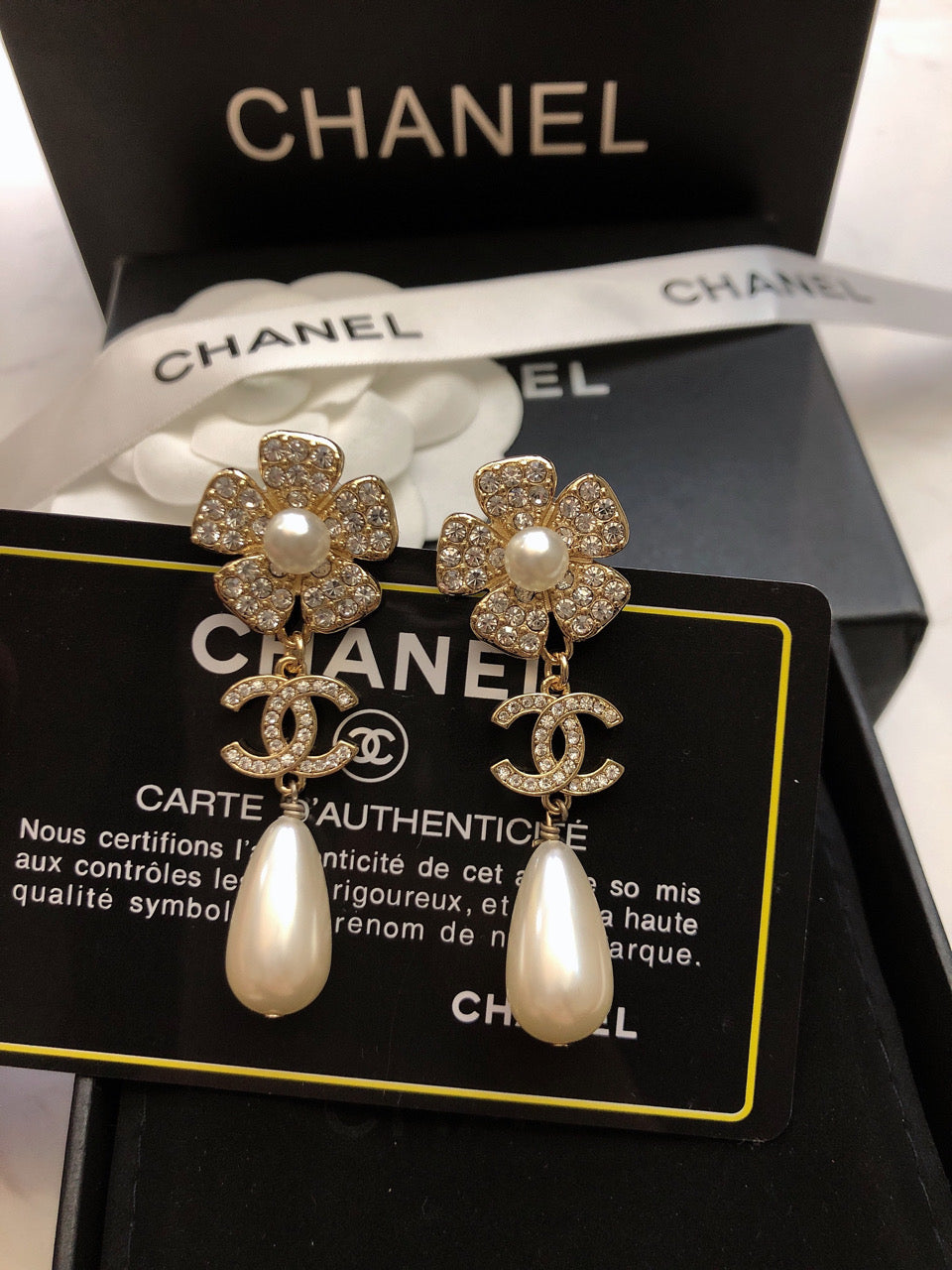 SUNFLOWER DOUBLE C EARRINGS IN GOLD METAL OVAL WHITE PEARLS AND CRYSTAL LOGO