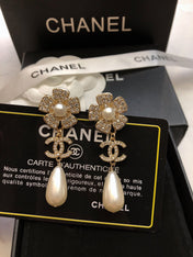 SUNFLOWER DOUBLE C EARRINGS IN GOLD METAL OVAL WHITE PEARLS AND CRYSTAL LOGO