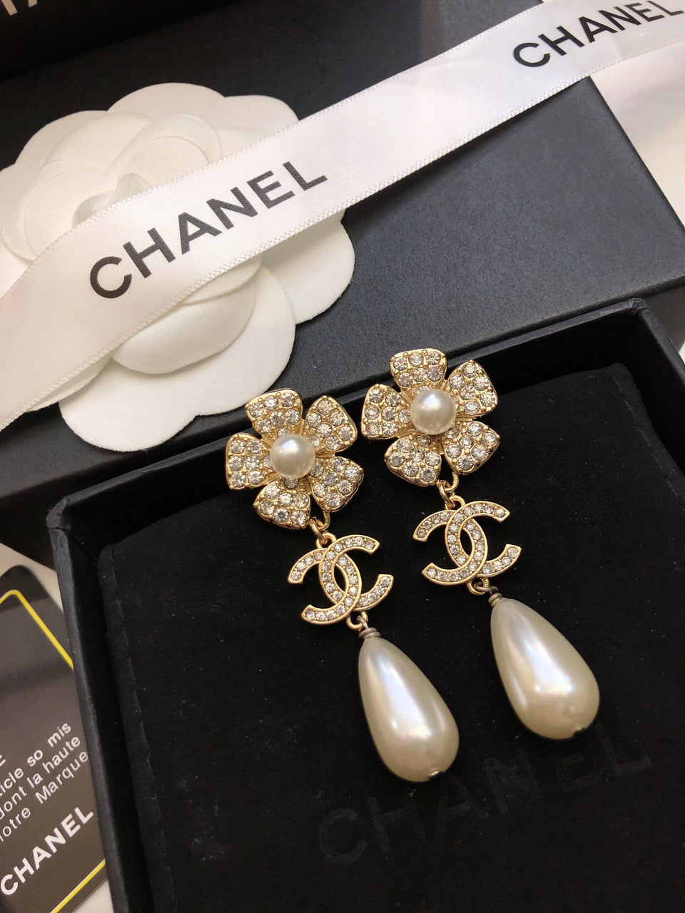 SUNFLOWER DOUBLE C EARRINGS IN GOLD METAL OVAL WHITE PEARLS AND CRYSTAL LOGO