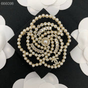 HOLIDAY SNOWFLAKE BROOCH IN WHITE PEARL AND CRYSTAL