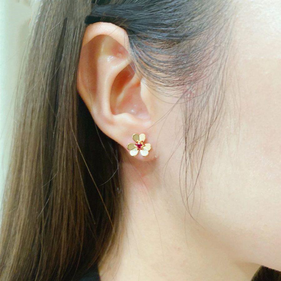 van-cleef-arpels-frivole-earrings-mini-model-rose-gold-ruby-vcarp7sa00-coral-1-900x900_2006ebec-601c-4b56-9edd-92e7e24f9f9d.jpg